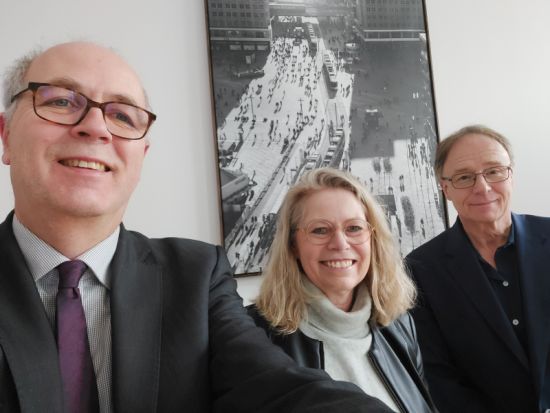 assets/CGB-Inhalte/FotoDatenbank/Menschen/Foto Gespraech Senatorin Bonde klein2.jpg